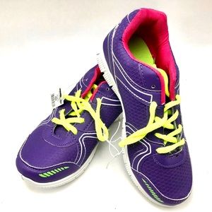 Woman’s tennis shoes size 9
